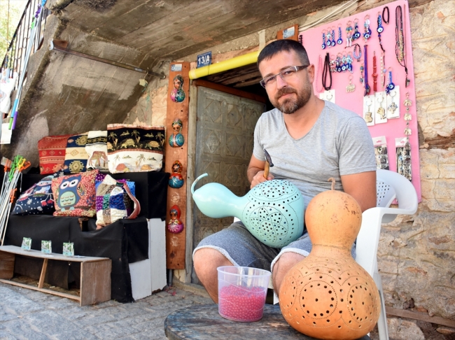 Su kabağıyla yaptığı "süs eşyaları" ilgi görüyor